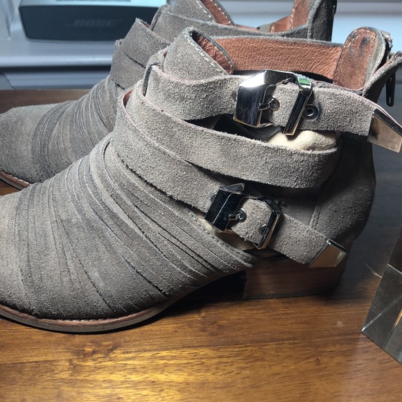 Jeffery Campbell (7M) pointy toe 1” heal Tan suede with zipper back open sides - Picture 6 of 7